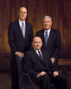 Profeetta Thomas S. Monson, neuvonantajat Henry B. Eyring (vasemmalla) ja Dieter F. Uchtdorf (oikealla)