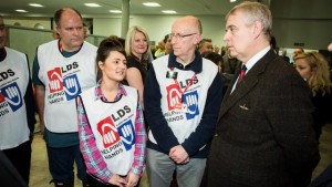 Prinssi Andrew ja muitakin Britannian kunkinkaallisesta perheestä kiittämässä vapaaehtoistyöntekijöitä Mormon Helping Hands - järjestöstä