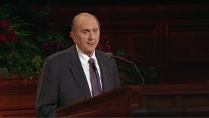 Mormonikirkon profeetta Thomas Monson opettamassa yleiskonfferenssissa