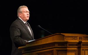Vanhin Allan F. Packer puhumassa nuorille aikuisille takkavalkeaillassa