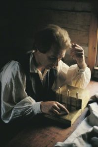 Profeetta Joseph Smith kääntämässä kultalevyjä