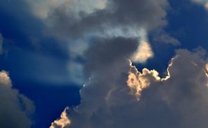 Sininen taivas ja auringonpaiste pilvien läpi