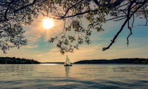 Kesäinen järvi ja vene