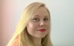 Toimittaja Suvi Peltola kertoo vähemmän vakavaa asiaa