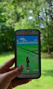 Nuori nainen pelaa pokemongo:ta ulkona