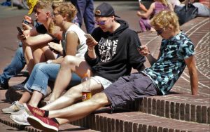 Nuoret pojat pelaavat pokemongo -peliä yhdessä ulkona