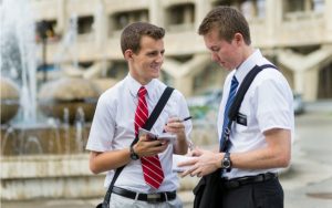 Mormoni lähetyssaarnaajat opettavat ihmisiä lähes jokaisessa maailmankolkassa