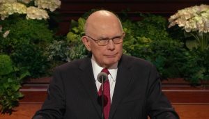 Apostoli Dallin Oaks on kehoittanut meitä pysymään vihan tunteista erossa