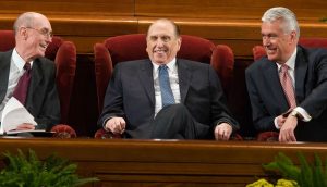 Thomas S Monson ja hänen kaksi neuvonantajaansa