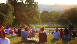 Uskonto voidaan nähdä elämäntavan määrittelijänä tai kulttuurisena perimänä. Onko meidän varottava uskonnon valtaamasta elämäämme?