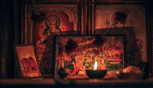 Tutkittaessa jumalanpalvelustapoja niin huomaamme, että hindulaisuus ja mormonismi muistuttavat toisiaan melko paljon.