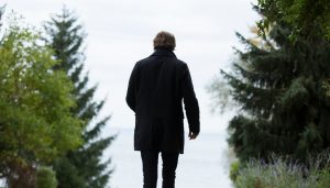 Kun joku tuttavistamme jättää kirkon, meidän olisi ehdottomasti vältettävä tuottamasta häpeää heille.