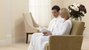 Mormonit käyttävät temppelissä valkoisia vaatteita puhtauden symbolina.
